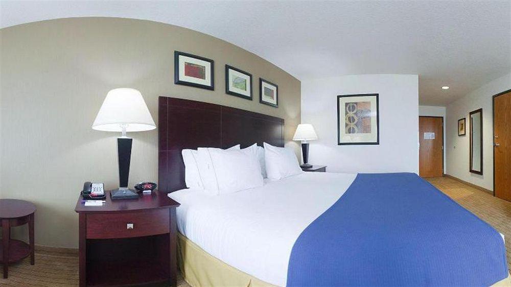 Holiday Inn Express Hotel & Suites Antigo By Ihg Ngoại thất bức ảnh
