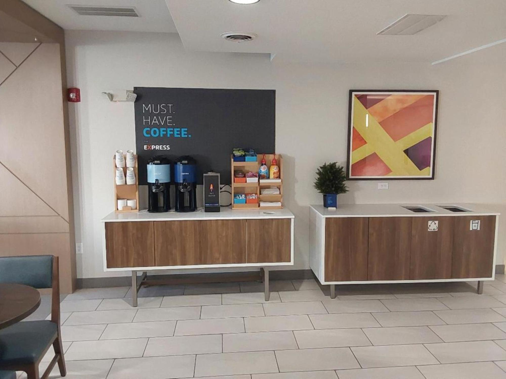 Holiday Inn Express Hotel & Suites Antigo By Ihg Ngoại thất bức ảnh