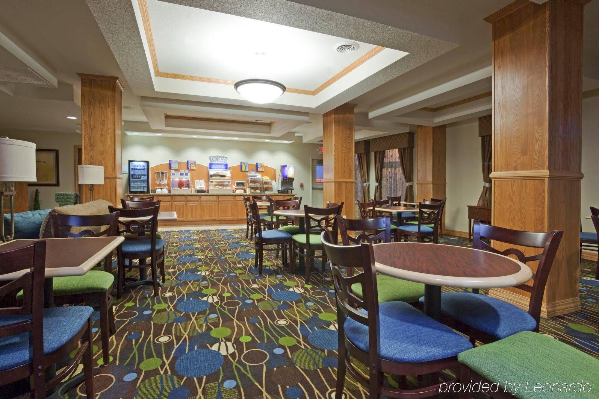 Holiday Inn Express Hotel & Suites Antigo By Ihg Ngoại thất bức ảnh